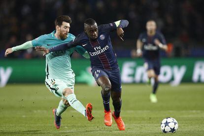 El jugador del Paris Saint Germain Blaise Matuidi (d) disputa el balón con Lionel Messi.