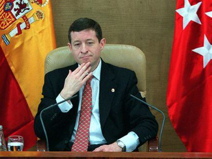 Jesús Pedroche, presidiendo la Asamblea de Madrid en 2003.