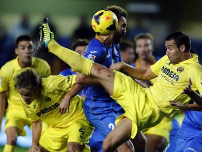 Mario trata de despejar el balón ante Borja