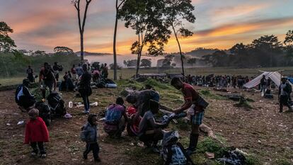 Un campamento de migrantes antes de atravesar el Tapón del Darién en Colombia, en 2021.