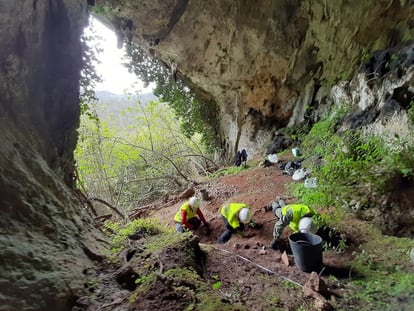 Tres arqueólogos trabajan en el lugar donde se ha hallado el tesorillo astur-romano de La Cuesta de Berció (Asturias).