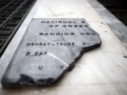 Placa a la entrada del Banco Nacional de Grecia.