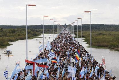 Vecinos de Gualeguaychú (Argentina) se manifiestan contra la existencia de una papelera en el río Uruguay, frontera entre los dos países.
