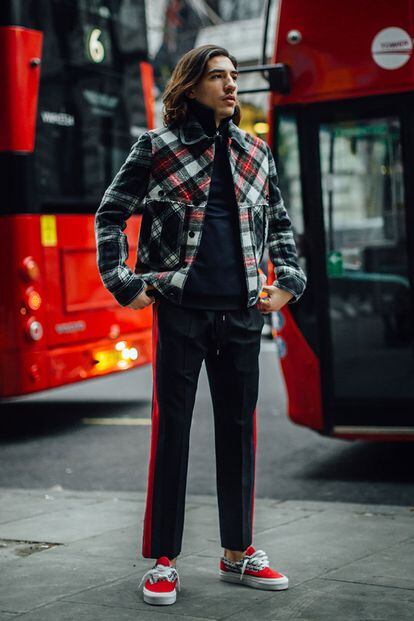 Con chaqueta de cuadros y Vans, un atuendo desenfadado con el que ha acudido hace unos días a los desfiles masculinos de la London Fashion Week.