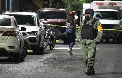 Un militar, junto a la escena de un crimen en Guanajuato.