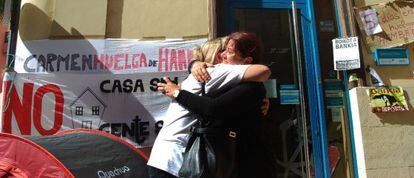 Carmen Oma&ntilde;a abraza a una mujer despu&eacute;s de saber que Bankia hab&iacute;a paralizado su desahucio a cambio de la daci&oacute;n en pago. 