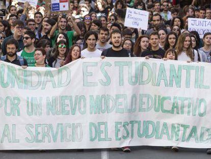 Cientos de estudiantes se han manifestado esta ma&ntilde;ana por las calles del centro de Murcia, durante el primer d&iacute;a de la huelga de 48 horas de alumnos de las ense&ntilde;anzas medias y universitarias p&uacute;blicas, el pasado 13 de abril.