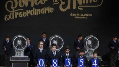 El primer premio del sorteo de la Lotería del Niño 2017 ha sido para el 08354. El segundo premio el 95379 y el tercero el 85073