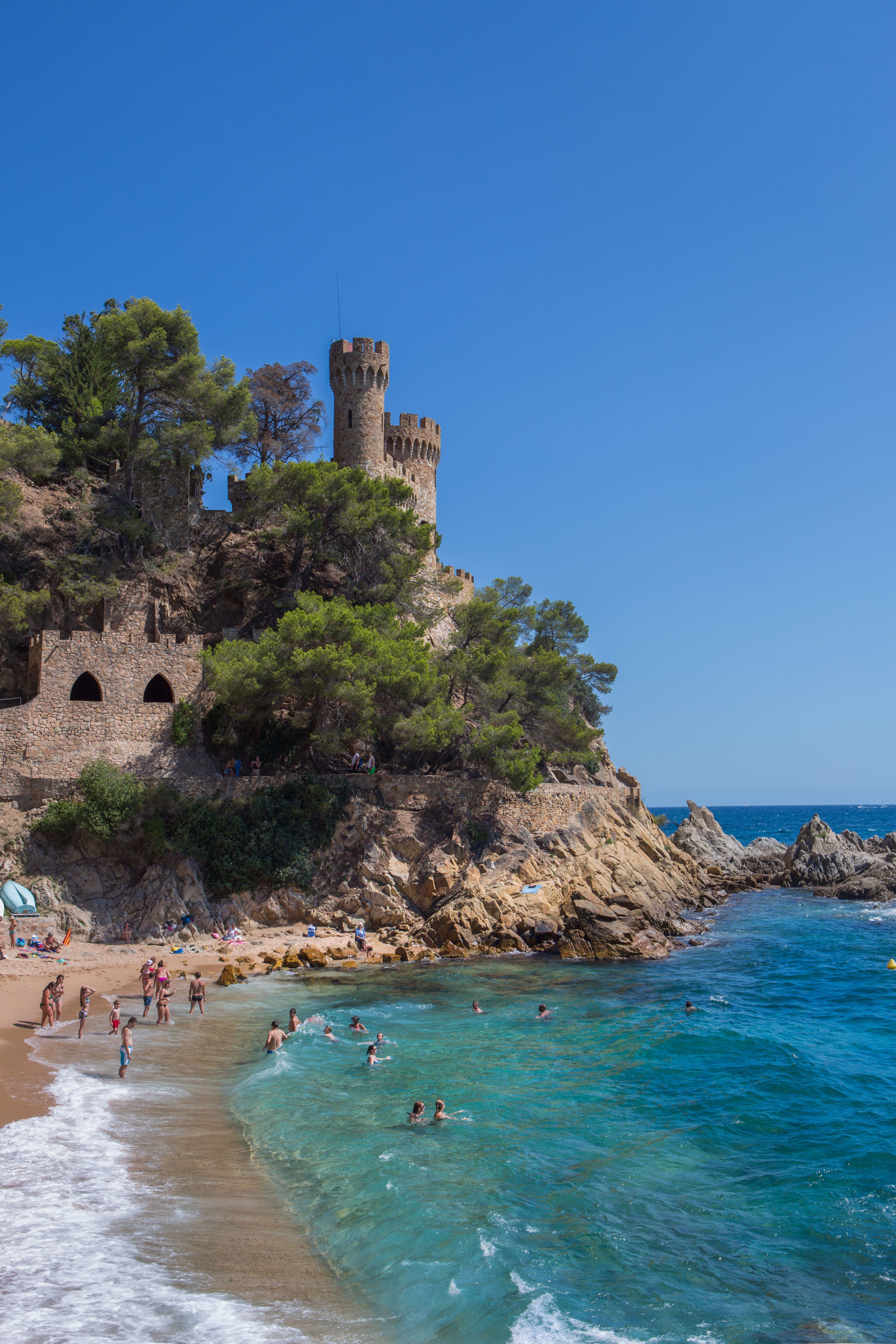 El Castell de Lloret, junto al Mediterráneo, es uno de los lugares más fotografiados de la Costa Brava.