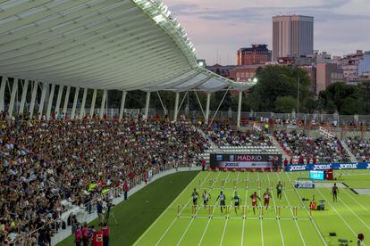 Prueba de 400 metros valla del Meeting de Madrid este domingo en el estadio de Vallehermoso