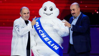 Ignacio Echapresto (i), del restaurante Venta Moncalvillo, recibe un galardón durante la gala de las estrellas Michelin 2024 celebrada este martes en Barcelona. EFE/Enric Fontcuberta