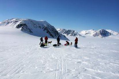Expedición turística con esquís y pulkas en las islas Svalbard (Noruega).