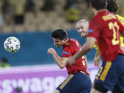 Gerard Moreno remata de cabeza en el España-Suecia celebrado en el estadio de La Cartuja el pasado lunes. EFE/EPA/Jose Manuel Vidal.