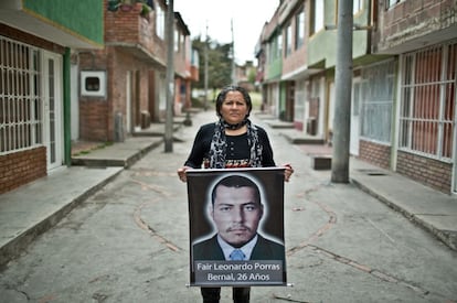 Luz María Bernal muestra una foto de su hijo, Fair Leonardo Porras, en Soacha, Colombia.