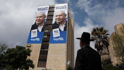 Un judío ultraortodoxo observa un cartel electoral de Netanyahu, este lunes en Jerusalén.