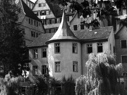 La Torre Hölderlin, donde vivió el poeta alemán los últimos 36 años de su vida, en Tubinga en una imagen de 1955.
