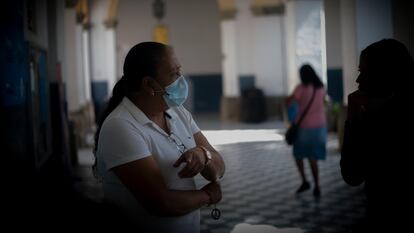 Un familiar pide informes en el Hospital Civil de Guadalajara “Fray Antonio Alcalde” es el hospital escuela de la Universidad de Guadalajara.