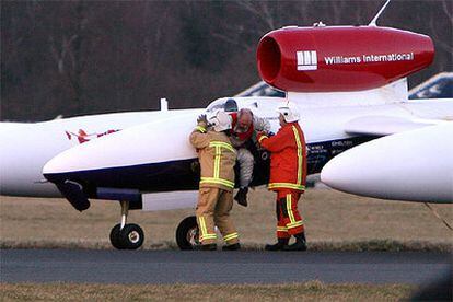 Dos operarios ayudan a Fosset a bajar tras aterrizar esta tarde en la localidad costera de Bournemouth (Ingleterra).
