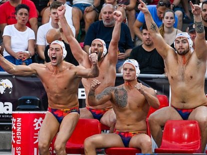 Los jugadores de España celebran una acción durante la semifinal de este viernes ante Croacia en Budapest (Hungría).
