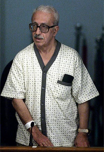 El ex viceprimer ministro iraquí Tarek Aziz comparece ante el tribunal vestido con un pijama.
