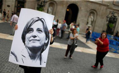 Una mujer sostiene una imagen de Carme Forcadell la semana pasada en Barcelona.