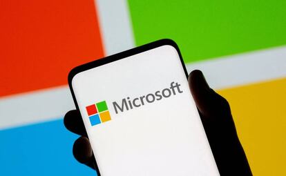 Un smartphone con el logotipo de Microsoft.