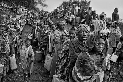 Refugiados ruandeses esperan en filas para la distribución de agua en 1994, cerca del campamento de Kibumba. Goma, Zaire.