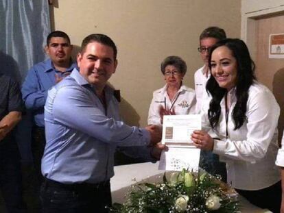 Roberto González durante su registro como candidato a alcalde.