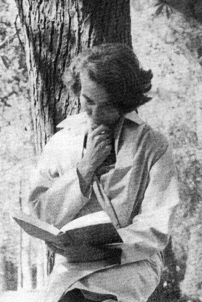 Carmen Laforet en una imagen de los años cincuenta.Portada de <i>Nada.</i>