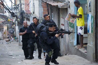Uno de los agentes de la unidad especial BOPE en la misión en la favela de Mangueira.