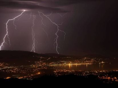 Tormenta eléctrica de anoche vista desde el monte Cepudo en Vigo y la Playa de Domaio.