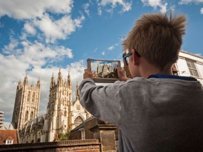 Un niño fotografía la Catedral de Canterbury, en el condado de Kent (Reino Unido), con una tableta.