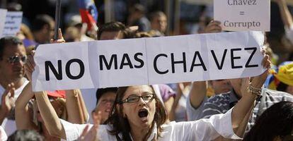 Manifestantes antichavistas reunidos hoy en la Plaza Mayor de Madrid