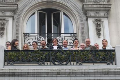 Laura Mintegi, en el centro con cazadora oscura, y sus 'consejeros' imitan la histórica instantánea del primer Gobierno vasco.