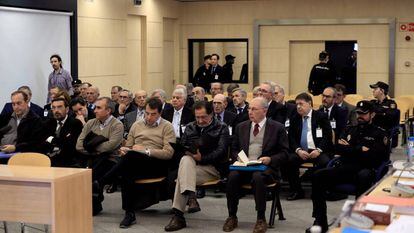 El expresidente de Bankia Rodrigo Rato junto al resto de acusados durante la primera sesi&oacute;n del juicio por la salida a Bolsa de la entidad, en una imagen de archivo.
