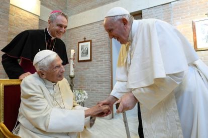 El papa Francisco y el emérito Benedicto XVI en Ciudad de Vaticano antes del consistorio el 27 de agosto.