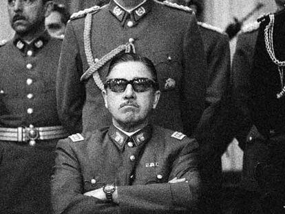Augusto Pinochet, junto a sus ayudantes, el 19 de septiembre de 1973, ocho días después del golpe que encabezó.