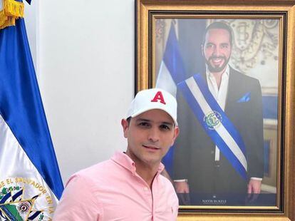 Jaime Arizabaleta posa con un retrato de Nayib Bukele en una imagen publicada en sus redes sociales el 12 de mayo.