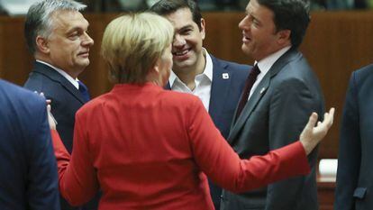 Los primeros ministros de Hungr&iacute;a Viktor Orban, Grecia Alexis Tsipras  e Italia, Matteo Renzi, charlan con la canciller alemana Angela, Merkel, Bruselas el pasado viernes