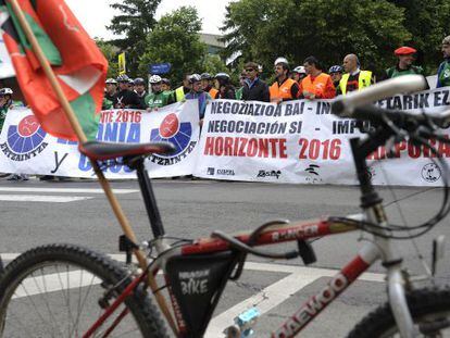 Momento de la protesta convocada por los sindicatos de la Ertzaintza en protesta por sus condiciones laborales.