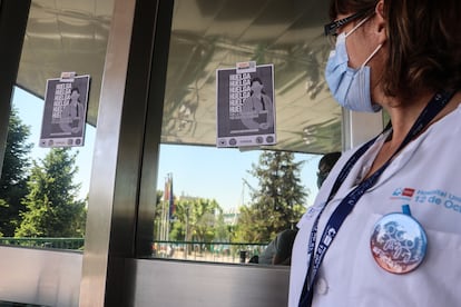 Médicos especialistas, ante las puertas del Doce de Octubre este lunes, en su primer día de huelga indefinida.