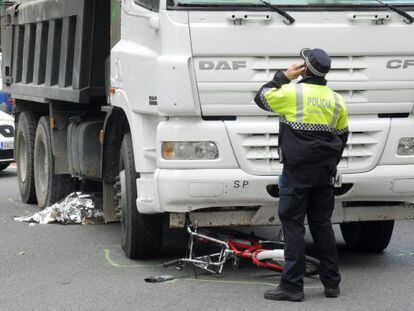 Una mujer de 49 años, usuaria del Bicing -el servicio de alquiler de bicicletas del Ayuntamiento de Barcelona-, ha fallecido hoy al chocar con un camión en el centro de Barcelona.