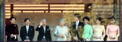 De izquierda a derecha, la princesa Masako, el príncipe Naruhito, el emperador Akihito, la emperatriz Michiko, el príncipe Akishino y las princesas Kiko, Mako y Kako, el 2 de enero en el Palacio Imperial de Tokio.