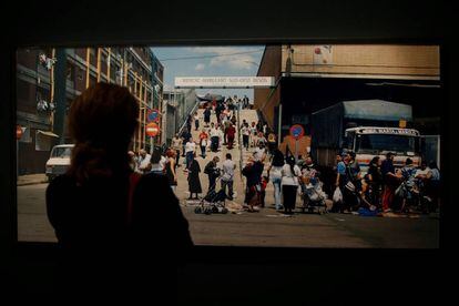 Una visitant observa una fotografia de Patrick Faigenbaum a la mostra 'Càmera i ciutat', que després de Barcelona es podrà veure a Madrid.