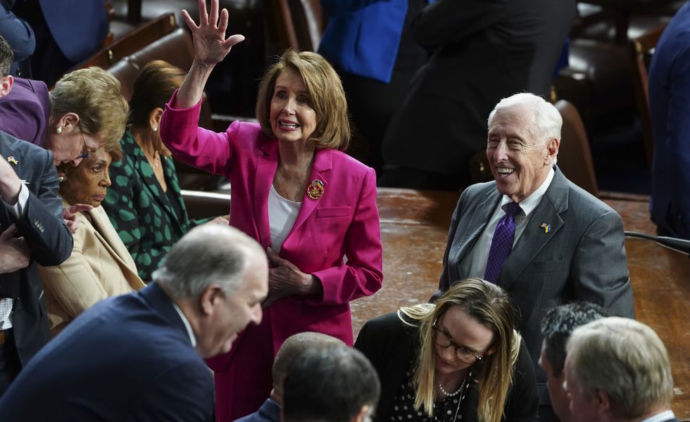Washington (United States), 08/02/2023.- Former Speaker of the House Nancy Pelosi (L) and Democratic Representative from Maryland Steny Hoyer (R) prior to the arrival of US President Joe Biden for his State of the Union address before a joint session of Congress in the House chamber of the US Capitol in Washington, DC, USA 07 February 2023. (Estados Unidos) EFE/EPA/WILL OLIVER
