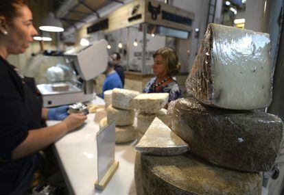 Puesto de quesos en el Mercado de Productores de Vallehermoso.