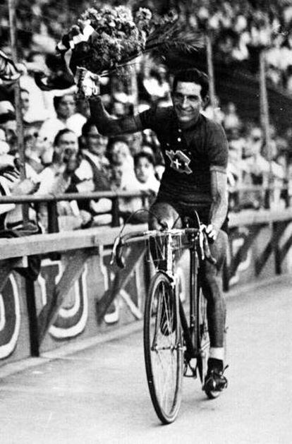 Bartali, tras ganar el Tour en 1938.