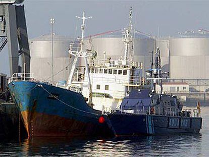 El <i>South Sea,</i> atracado en Vilagarcía de Arousa junto a una patrullera del Servicio de Vigilancia Aduanera.