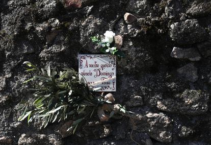 Pequeña placa en recuerdo de uno de los republicanos asesinados en el pueblo. Un familiar pudo enterrarlo, sin lápida, tras el crimen y sus nietos decidieron colocar este azulejo muchos años después en el cementerio de Cuevas del Valle.