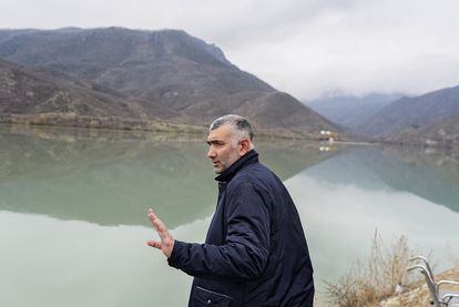 Xaliq Humbetov ante el embalse de Sarsang en la localidad de Suqovusan (Mataghis en armenio) de Nagorno Karabaj, cuyo control recuperó Azerbaiyán en la reciente guerra contra Armenia.